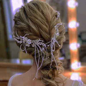 Détail d'une pince à cheveux de mariée faite main avec glands en perles et motifs floraux