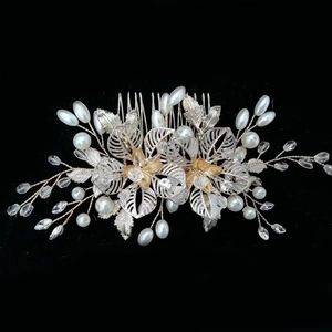 Elegante pettine per capelli da sposa con fiori dorati, perle e cristalli su sfondo nero