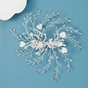 Pince à cheveux de mariée avec fleurs en résine, perles et cristaux sur fond bleu clair