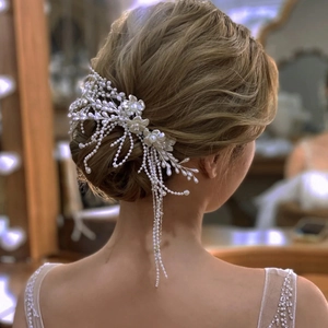 Peigne à cheveux de mariée fait main avec fleurs en argent et pampilles de perles