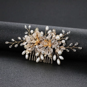 Elegante pettine per capelli da sposa dorato con fiori, perle e cristalli su piedistallo