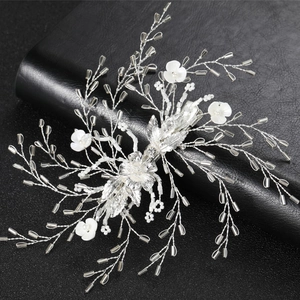 Barrette de mariage élégante avec fil d'argent, fleurs blanches et perles de cristal