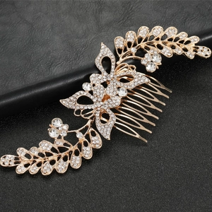 Peigne à cheveux papillon doré élégant avec strass brillants sur fond de cuir noir