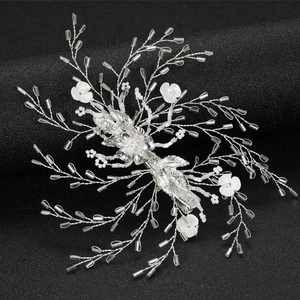 Barrette à Cheveux de Mariée Florale Argentée Faite à la Main Avec Künstliche Perles en Tube de Cristal Et Fleurs de Künstliche Perles Blanches