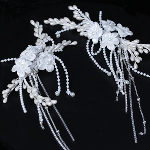 Barrettes de mariée élégantes avec pétales de fleurs blanches, perles et longs glands