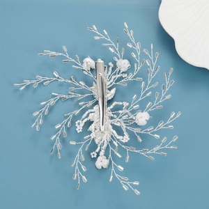 Barrette de mariée exquise avec fil d'argent, perles tubulaires et fleurs en résine sur bleu