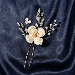 Elegante fermaglio per capelli da sposa bianco con perle e cristalli su seta blu