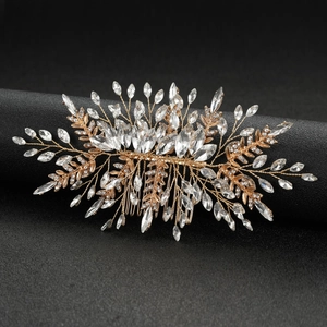 Peigne à cheveux de mariée doré avec cristaux marquise et feuilles sur fond noir