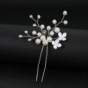 Spilla per capelli da sposa con fiori bianchi e perle su base metallica a forma di U