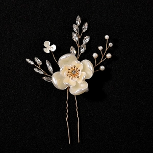 Forcina per capelli da sposa con fiore bianco, perle e cristalli su forcella dorata