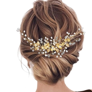 Vigne de cheveux mariée feuilles dorées perles et cristaux sur chignon élégant