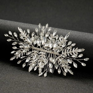 Peigne à cheveux de mariée argenté avec cristaux étincelants et feuilles en strass sur noir