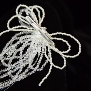 Pince à cheveux de mariée en argent avec perles blanches et glands en cristal chic