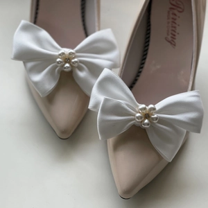 Escarpins beiges pointus avec nœud en satin blanc et clips de chaussures en perles