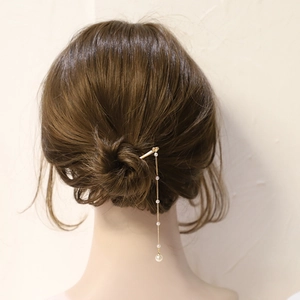 Barrette dorée élégante avec de longs glands en perles et une chaîne fine pour femme