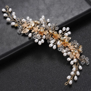 Détails d'un accessoire de cheveux floral doré pour mariée avec cristaux et perles