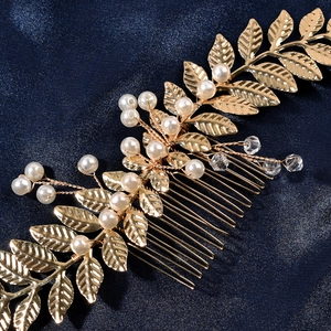 Peigne à cheveux doré baroque avec feuilles et perles sur fond de satin bleu foncé