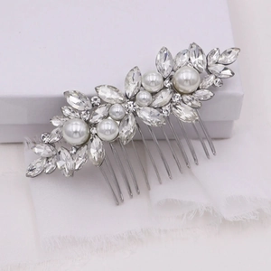 Eleganter Brauthaarkamm mit Marquise Kristallen und Perlen im silbernen Blumendesign