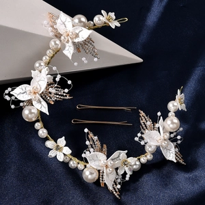 Accessori capelli sposa fatti a mano con perle bianche e fiori su cerchietto d'oro