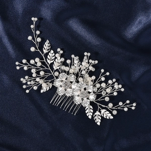 Détail du peigne à cheveux en fleurs argentées avec perles et strass sur satin bleu
