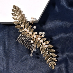 Peigne à cheveux de mariée doré avec perles et strass sur fond de soie bleu luxueux