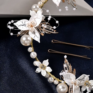 Elegante ghirlanda nuziale con perle bianche, fiori in tessuto e foglie in lega dorata