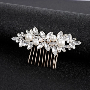 Eleganter Brauthaarkamm mit Marquise-Kristallen und weißen Perlen auf Silberbasis
