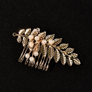 Goldener Blatt-Perlen-Haarkamm handgefertigt mit Metallblättern und Rankendesign