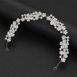 Eleganter silberner Brauthaarschmuck mit Kristall-Strasssteinen auf schwarzem Ständer