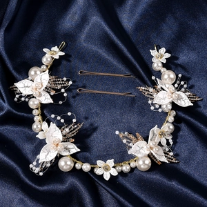 Cerchietto sposa fatto a mano con perle bianche, fiori in resina e cristalli lucidi