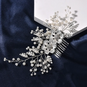 Peigne à cheveux de mariée argenté avec fleurs perles et strass pour coiffure de mariage