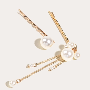 Détails de barrettes dorées élégantes avec perles blanches et longues chaînes à pompons