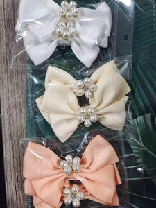 Détail de clips à chaussures en satin blanc avec fleurs en perles et strass élégants