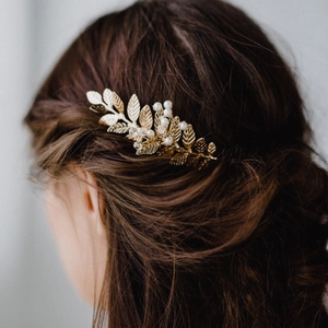 Eleganter Haarkamm mit goldenen Blättern, Perlen und Kristallen für Brautfrisuren