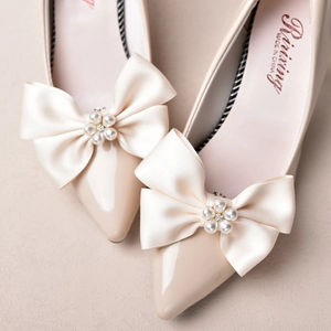 Chaussures de mariage plates beiges à bout pointu avec nœud satiné et boucle en perles