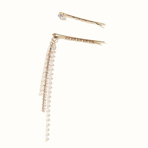 Détail du lot de barrettes dorées avec pompons en perles et franges en strass brillants