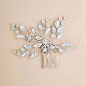 Détail du peigne à cheveux de mariée avec opales, perles et strass sur fil argenté