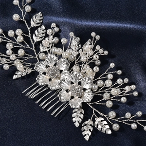 Détails macro du peigne à cheveux argenté avec cristaux, perles et feuilles en métal