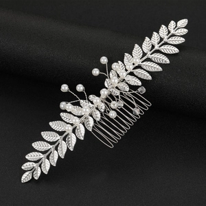 Vue macro détaillée du peigne à cheveux en feuilles argentées avec perles et cristaux