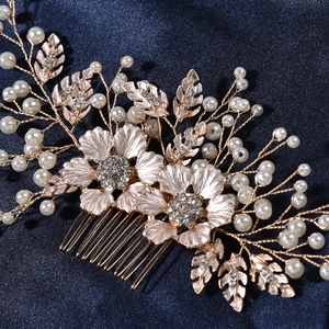Peigne à cheveux de mariée or rose avec perles et strass sur soie bleue élégante