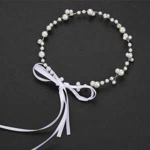 Bandeau de mariée fait main avec perles blanches et fil argenté sur fond sombre