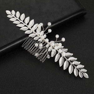 Détail d'un peigne à cheveux en feuilles d'argent avec perles blanches et cristaux