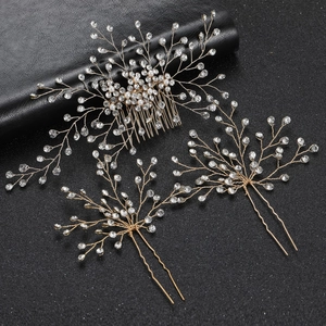 Driedelige bruidshaarset met strass en parels op gouden gevlochten takjes