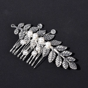 Detailansicht des silbernen Blatt-Haarkamms mit Perlen für elegante Hochzeitsfrisuren