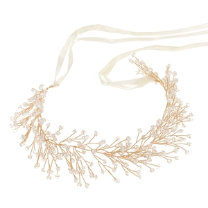 Details von Braut-Haarschmuck mit Kristallen und Golddraht auf weißem Satinband