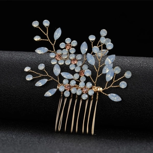 Détails d'un peigne à cheveux pour mariée avec perles d'opale bleue et cristaux champagne