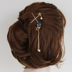 Lot de 2 barrettes à perles et pompons avec charms étoile et galaxie sur modèle féminin