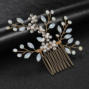 Peigne à cheveux de mariage doré avec des pierres opales blanches et des perles