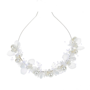 Détails de fleurs en tissu blanc et perles brillantes sur serre-tête de mariage pour mariée