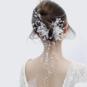 Bijou de tête de mariée avec perles et pompons pour la coiffure de mariage